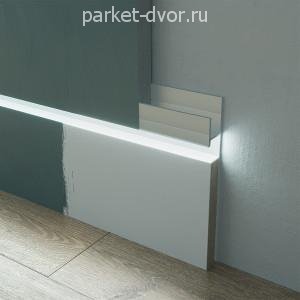 Скрытый плинтус Ликорн (C-02.2.2) под свет с вставкой под покраску (К-27.70) 13.3х105 мм (пог. м)